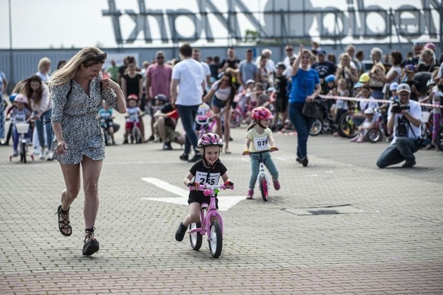 W ubiegłym roku po raz pierwszy mali rowerzyści ścigali się na górnym parkingu Centrum Handlowego Forum.