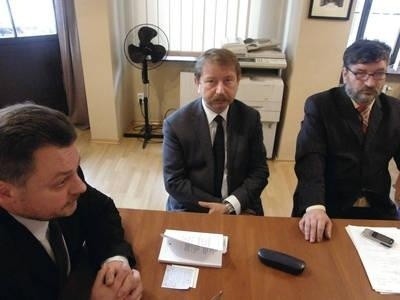 Poseł Zbysław Owczarski (z lewej), radny Jarosław Moskwa i pełnomocnik Andrzej Markiewicz są przekonani, że decyzja komisji jest krzywdząca dla PiS-u Fot. Magdalena Uchto