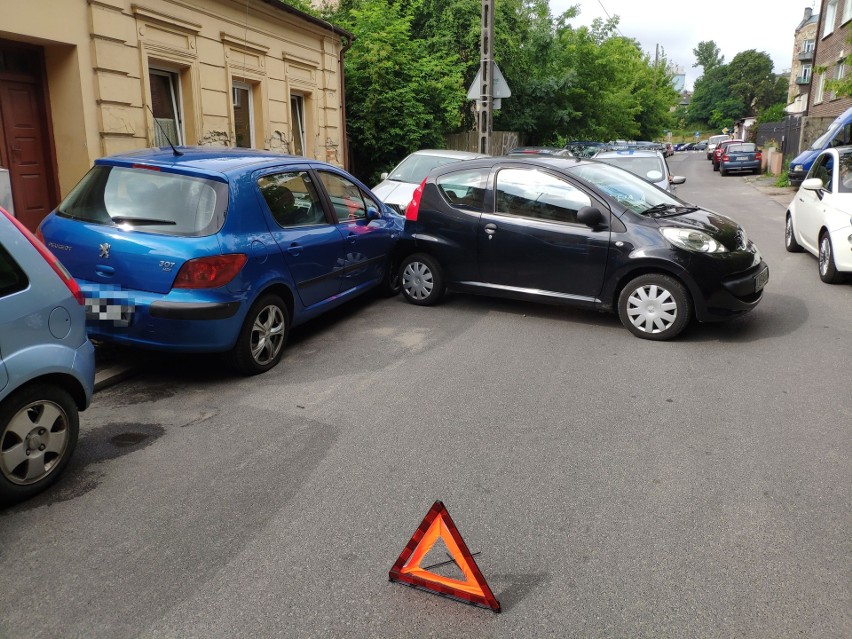 Dolna Panny Marii w Lublinie. Auto stoczyło się ze wzniesienia i uszkodziło inny samochód. Zobacz zdjęcia