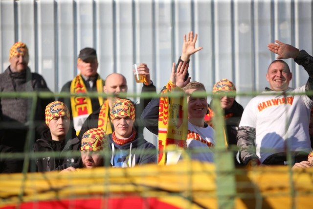 06.11.2021. Kibice Korony Kielce na meczu z GKS-em Katowice na stadionie przy Bukowej.    Zobacz kolejne zdjęcia. Przesuwaj zdjęcia w prawo - naciśnij strzałkę lub przycisk NASTĘPNE