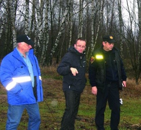 Mariusz Janik ze starżnikami, którym zgłosił o zanieczyszczeniu wody w melioracyjnym rowie