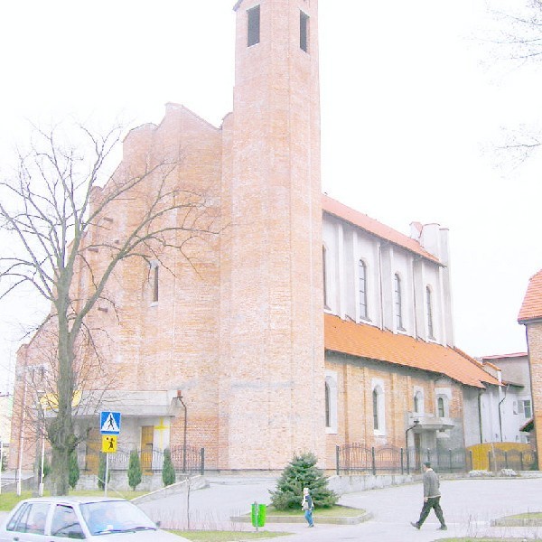 Zamin największy w Barcinie kościół zostanie w przyszłośći oświetlony, proboszcz parafi p.w. św Maksymiliana Marii Kolbego, Bronisław Wiśniewski, zapowiada, że zostanie on w całości otynkowany - wraz z plebanią - a na na frontowej ścianie budowli zawiśnie sporych rozmiarów krzyż.