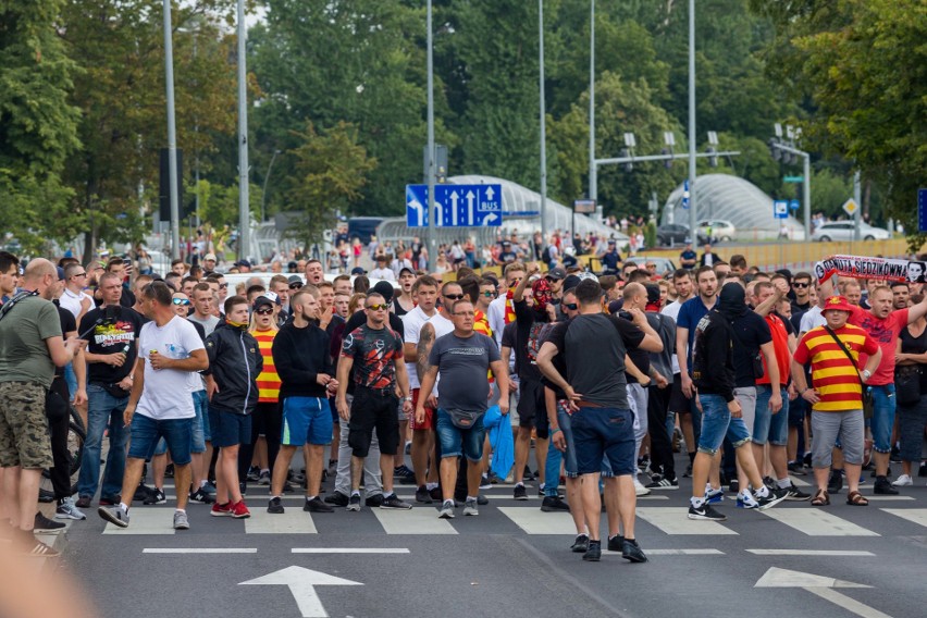 Białostocki pedagog w tłumie atakującym Marsz Równości w Białymstoku. Został zwolniony z pracy