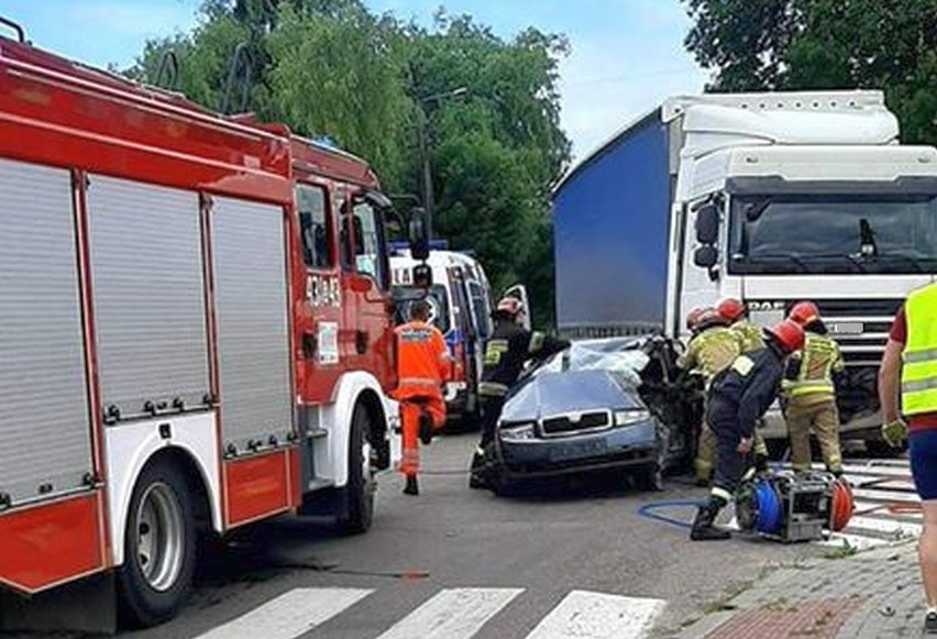 Wypadek śmiertelny w Hajnówce. W zderzeniu skody z DAF-em...