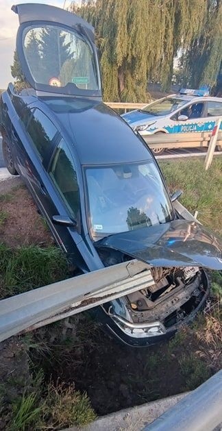 Wypadek w miejscowości Stodoły-Wieś w gminie Wojciechowice. Kierowca pijany, auto w rowie