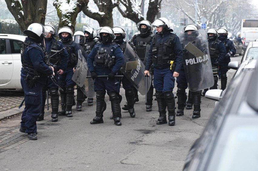 Derby Przemyśla 2022. Starcie kibiców z policją w Przemyślu! Ranni dwaj funkcjonariusze. Zobacz wideo