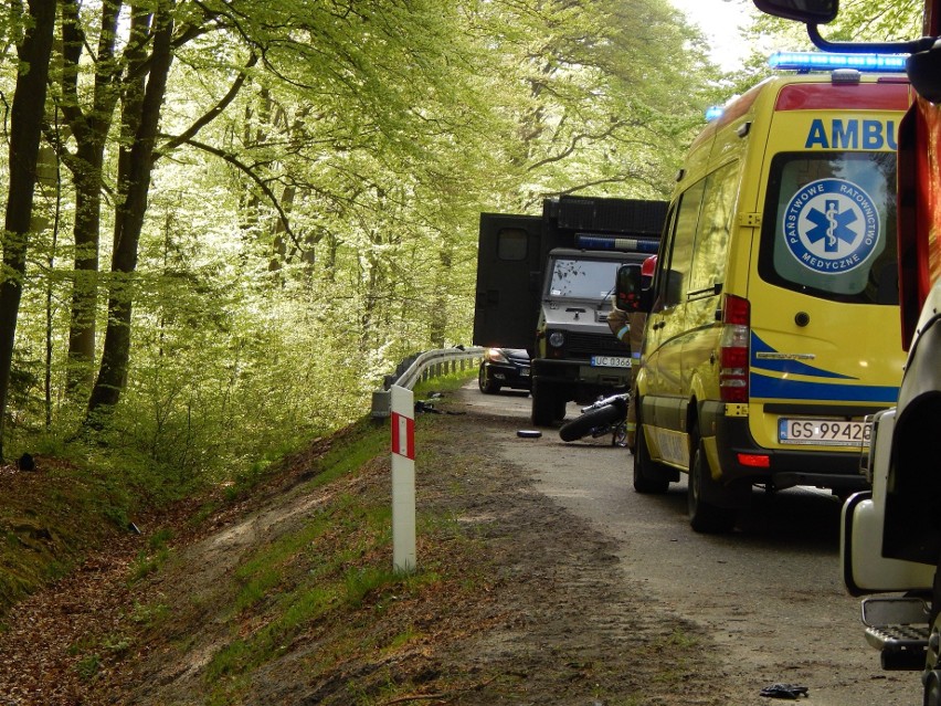 Czołowe zderzenie na DK21 między Bydlinem a Zimowiskami. Nie żyje 52-letni motocyklista [ZDJĘCIA]