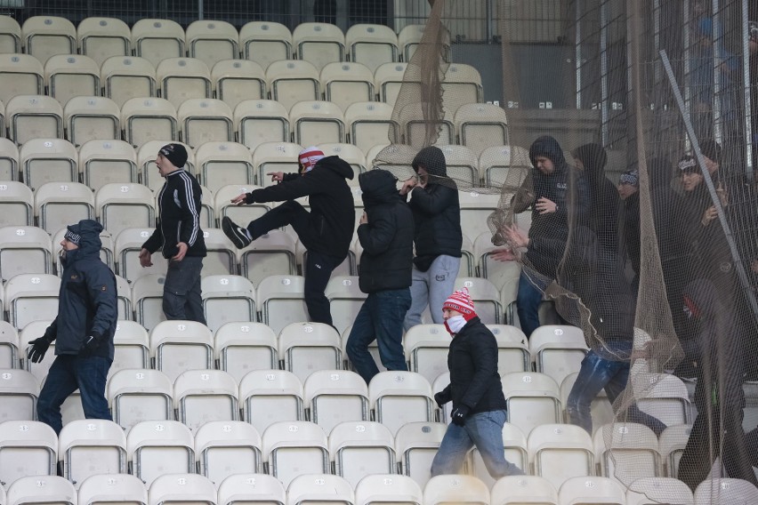 Mała zadyma podczas meczu Cracovii z Pogonią [ZDJĘCIA, WIDEO] 