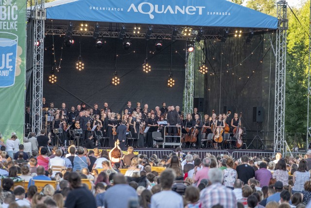 Na koncert muzyki filmowej na Łęgach Dębińskich przyszły tłumy. Orkiestrą Filharmonii Poznańskiej dyrygował Maciej Sztor