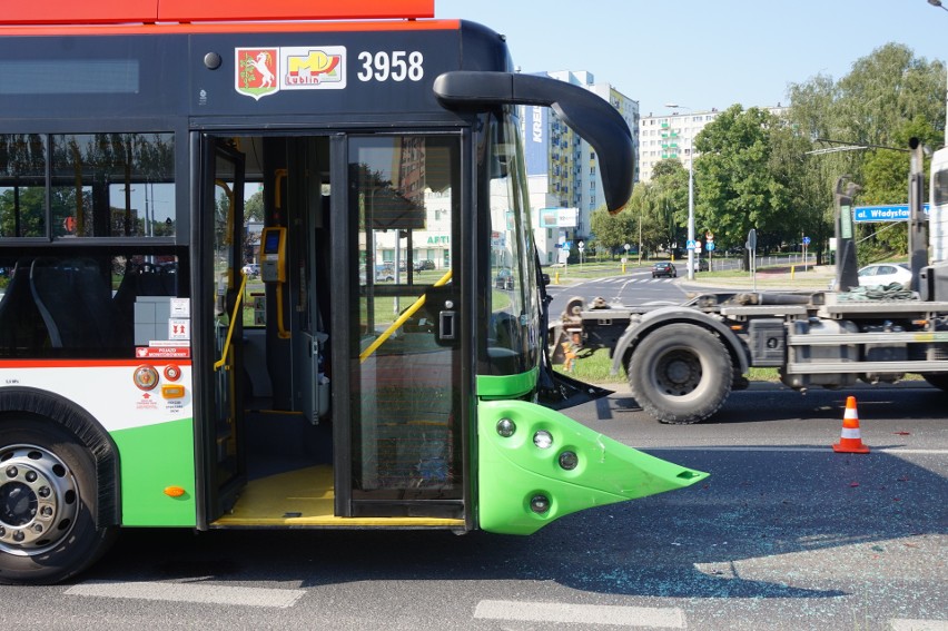 Kolizja trolejbusu na Kalinowszczyźnie. Zderzyły się trzy pojazdy. Są poszkodowani