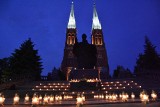 100 zniczy pod pomnikiem Jana Pawła II w Rybniku w 100. rocznicę urodzin Ojca Świętego