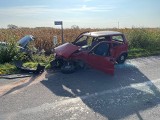Wypadek w Dziekaństwie pod Opolem. 70-latka w fiacie wymusiła pierwszeństwo na fordzie. Jedna osoba trafiła do szpitala