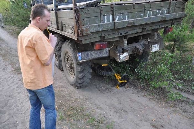 Policja na miejscu tragedii w lesie koło Bornego Sulinowa. Pod kołami ziła zginął młody motocrossowiec.