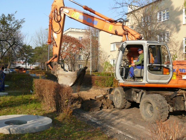 Usuwanie nawierzchni drogi osiedlowej pod budowę kanalizacji deszczowej, do połowy grudnia nie będzie można tędy przejechać.