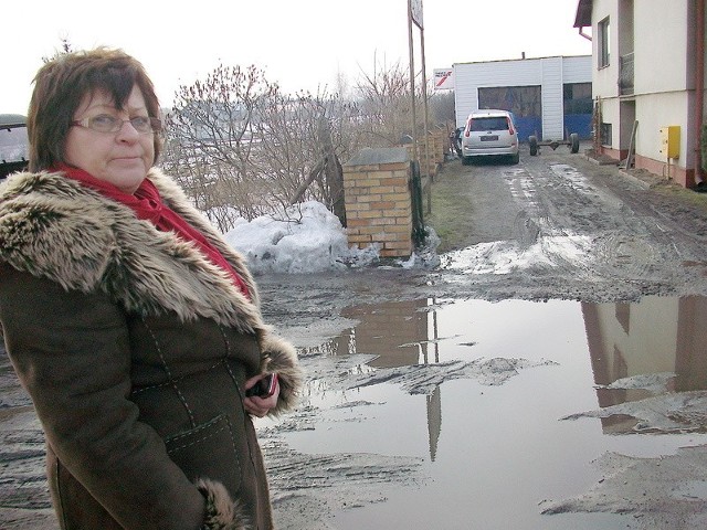 - To jest wjazd na moją posesję. Nie sposób pokonać go nie brnąc przez błoto. Tak wygląda cała ulica - mówi Barbara Iwińska, mieszkająca przy ul. Żytniej