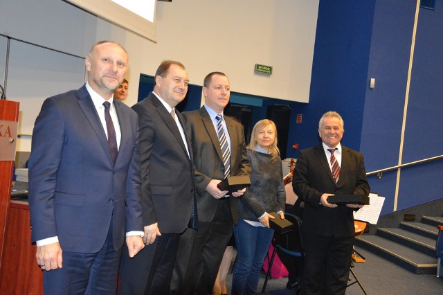 OIP Arkadiusz Kapuścik, GIP Wiesław Łyszczek oraz nagrodzeni w konkursie dla pracodawców w kategorii przedsiębiorstw zatrudniających do 50 pracowników.