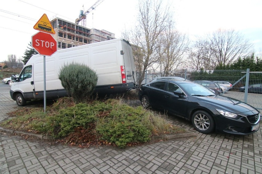 Wypadek tramwaju i dwóch aut. Dwie osoby ranne [ZDJĘCIA]