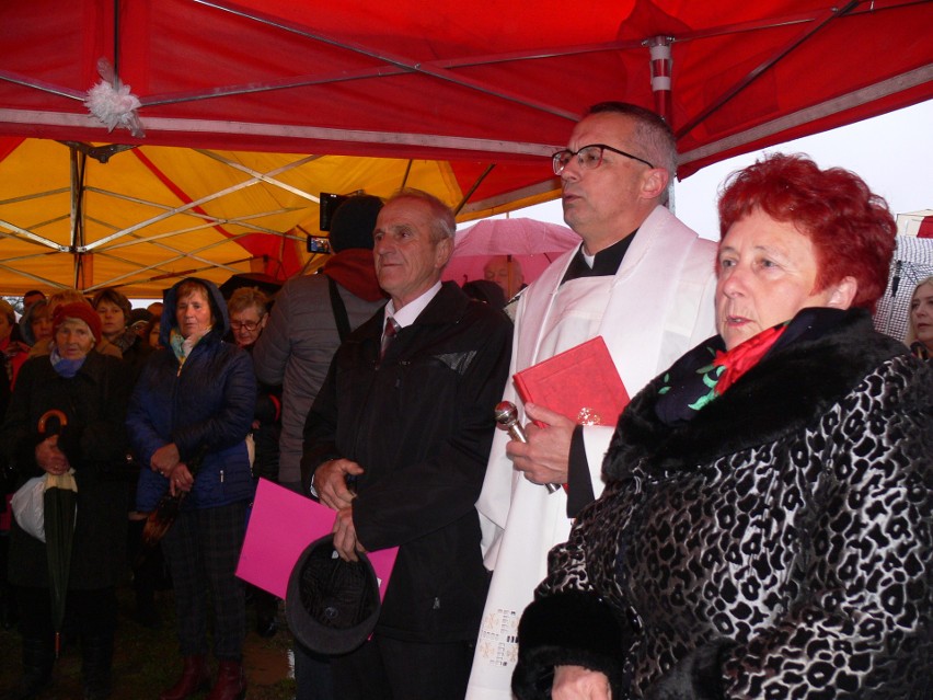 W Janowicach odnowiono cmentarz choleryczny i poświęcono symboliczny krzyż