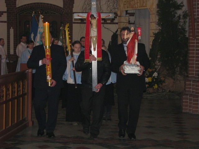 Rozpoczęcie procesji rezurekcyjnej w kościele w Opolu Nowej Wsi Królewskiej.