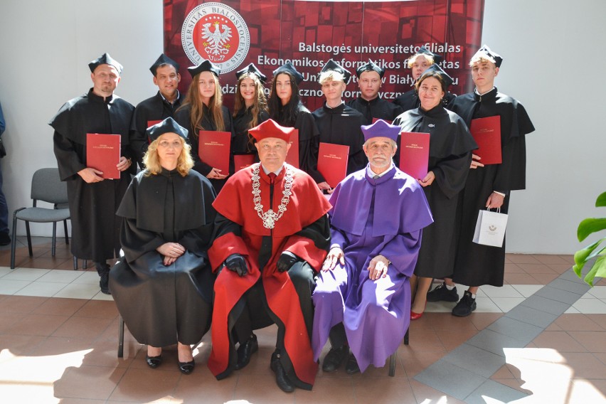 Wręczenie dyplomów w Filii UwB w Wilnie. Odebrało je 30 absolwentów (zdjęcia)