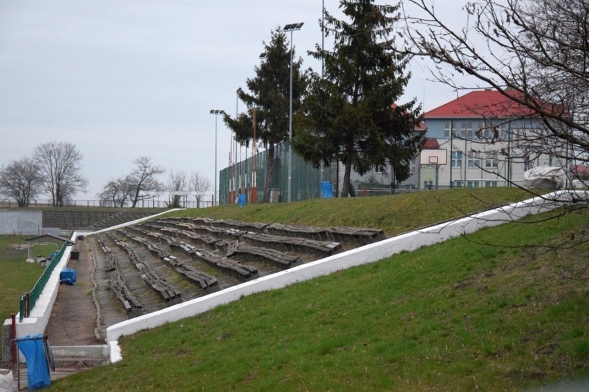 Rozpoczęła się rozbiórka starych trybun na stadionie...