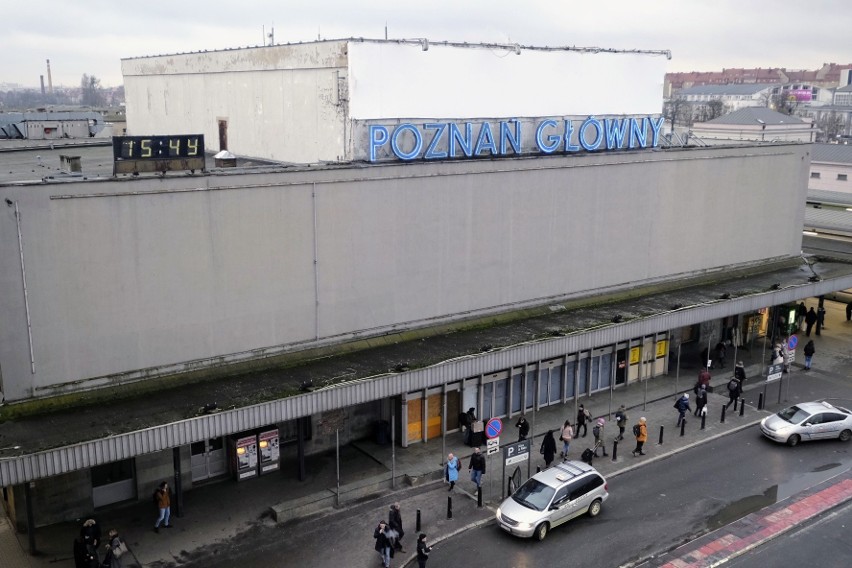 Zegar na budynku dawnego dworca Poznań Główny jest...