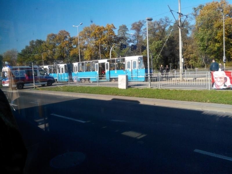 Wrocław: Wypadek na Lotniczej. Tramwaj potrącił dziecko (ZDJĘCIA)