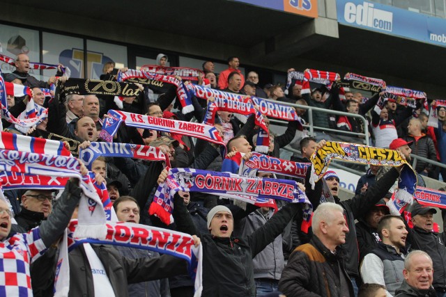 Górnik Zabrze - Zagłębie Sosnowiec. Mimo chłodu, deszczu i poniedziałkowego terminu, na trybunach Areny Zabrze kibiców było wielu.