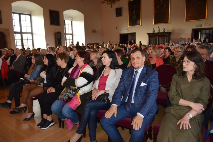 Blisko 200 gospodyń wiejskich z powiatu sandomierskiego spotkało się w Zamku Królewskim w Sandomierzu. Zobacz zdjęcia 
