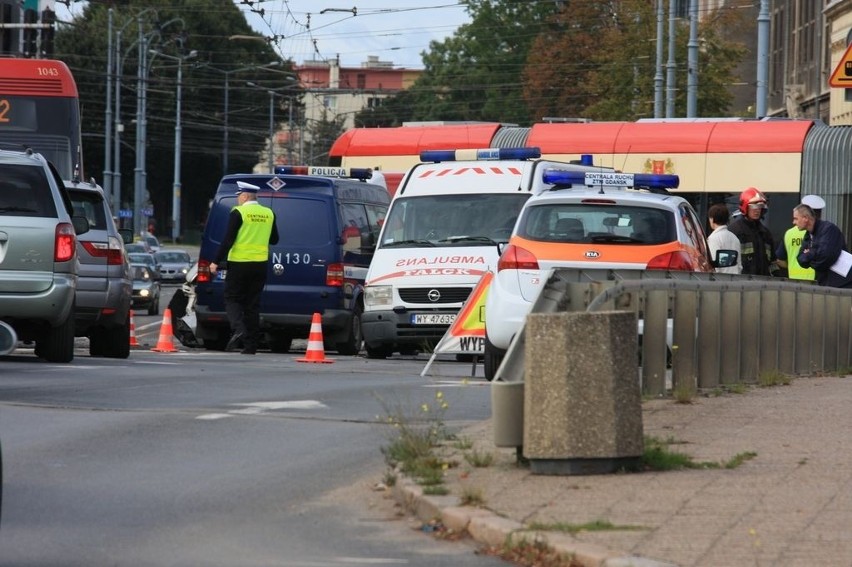 Zderzenie karetki i samochodu osobowego w centrum Gdańska