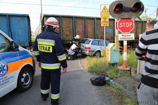 Wypadek na przejeździe kolejowym w Mechnicach koło Opola. 23-letni kierowca bmw - według wstępnych ustaleń policji - zignorował znak stop i informację o uszkodzonych rogatkach. Doszło do zderzenia z pociągiem towarowym. Dwie osoby jadące bmw - kierowca i 22-letnia pasażerka - zostali przewiezieni na obserwację do szpitala. Policjanci prowadzą postępowanie w tej sprawie.