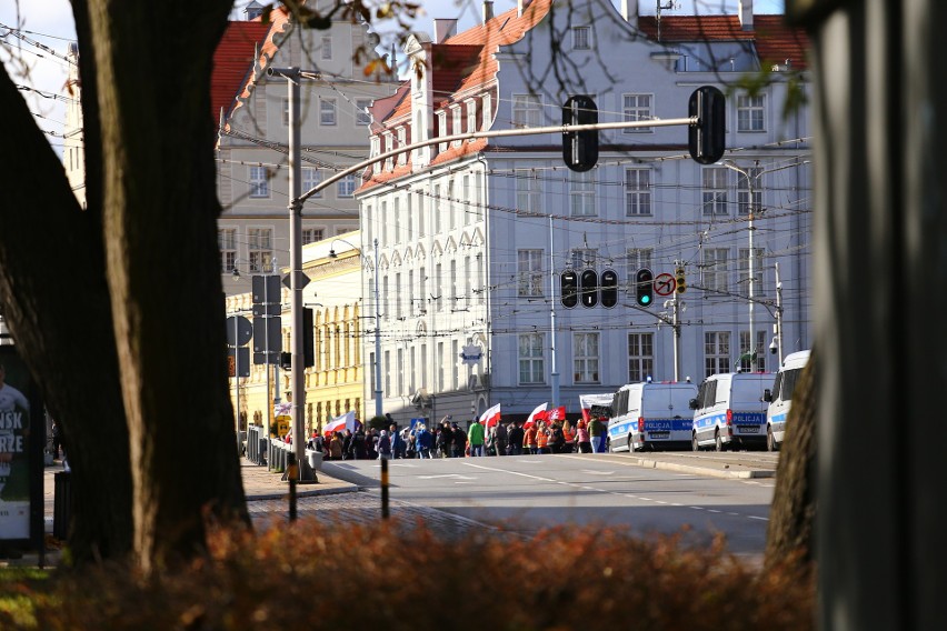 Marsz antyszczepionkowców ulicami Gdańska. Na transparentach: "My się nie szczepimy", "Stop segregacji sanitarnej"