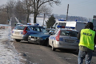 Zniszczone samochody po pościgu i strzelaninie