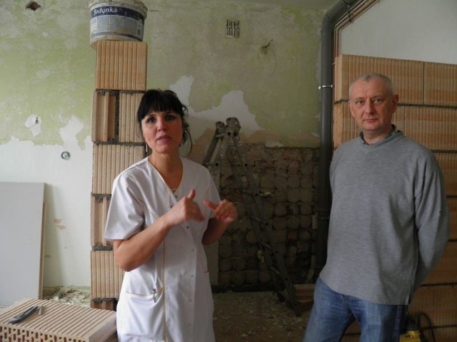 Tak teraz wygląda jedna z remontowanych sal na internie - Za jakiś czas będzie to ładne pomieszczenie z własną łazienką - powiedziała Dorota Górecka, pielęgniarka oddziałowa. Potwierdził to ordynator interny Zbigniew Moszczuk.