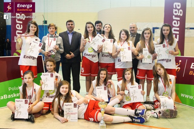Dziewczęta ze Szkoły Podstawowej numer 13 ze Starachowic zostały mistrzyniami województwa w mini-koszykówce.