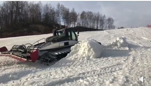 Mimo wiosennej pogody w Bałtowie trwają przygotowania do otwarcia stacji narciarskiej w weekend.
