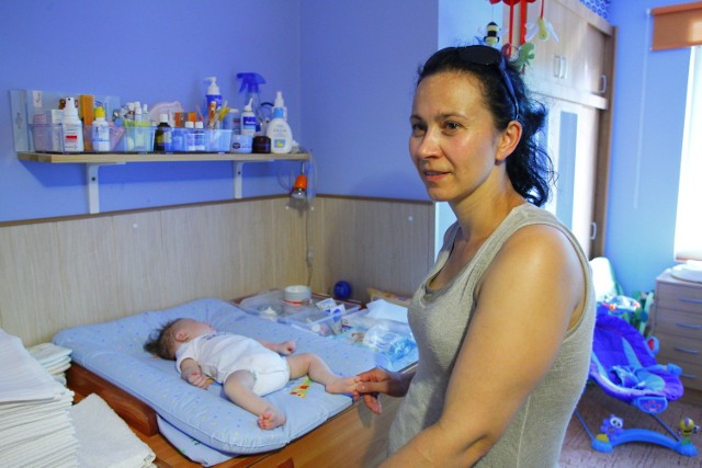 Karolina Kałkowska prowadzi pogotowie rodzinne, gdzie trafiają porzucone dzieci