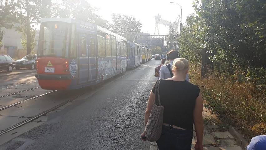 Uszkodzone auto blokuje przejazd tramwajów w Szczecinie