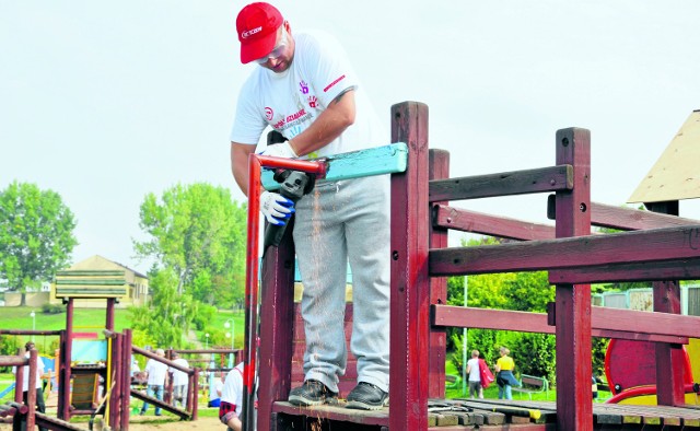 Pracownicy Grupy GPEC podczas pracy na placu Tczewskiego Centrum Rekreacji i Sportu