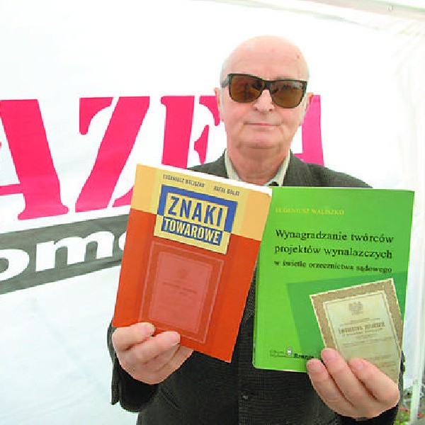 Bydgoszczanin Eugeniusz Waliszko prezentuje dwie ze swoich książek