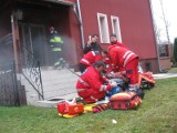 Tragedia w domku jednorodzinnym przy ul. Batalionów Chłopskich w żarskich Kunicach. W wyniku pożaru w piwnicy zginęła kobieta (zdjęcia) 