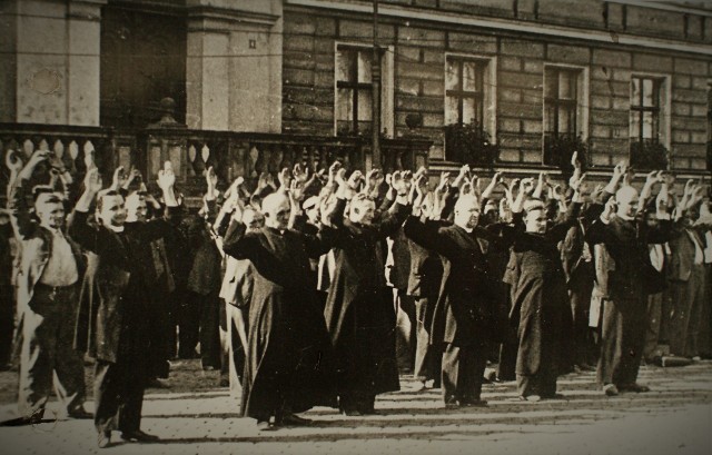 Stary Rynek, wrzesień 1939 r. Zakładnicy, wśród nich księża z bydgoskich parafii.