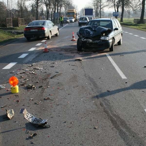 Kierowca tego forda escorta z dużą prędkością wjechał w poloneza.