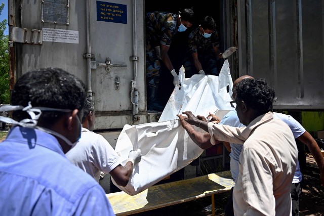 Przenoszenie ciałą ofiary zamachu w Negombo
