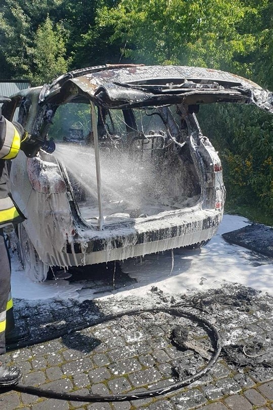 Pożar samochodu osobowego pod Krakowem. Pojazd spłonął niemal doszczętnie, ratowały go cztery zastępy strażackie