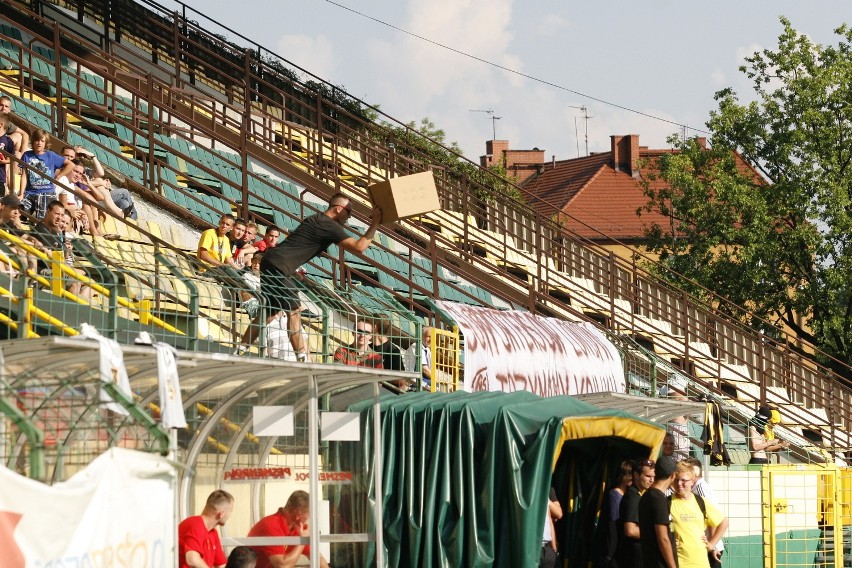 Zadyma podczas sparingu GieKSy z Koroną. Kibice głośno domagają się dymisji władz!