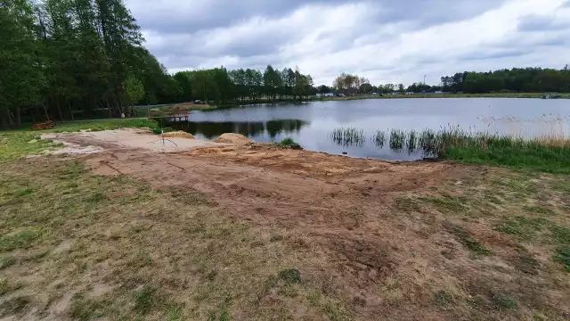 Zmiany nad zalewem w gminie Świdnica. W ostatnim czasie powstała tu chociażby ścieżka, by ułatwić osobom niepełnosprawnym dojazd nad wodę.