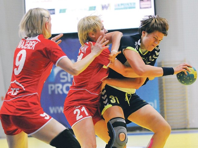 Sylwia Lisewska (z piłką) w walce z zawodniczkami z Lublina w play-off w sezonie 2012/13. 