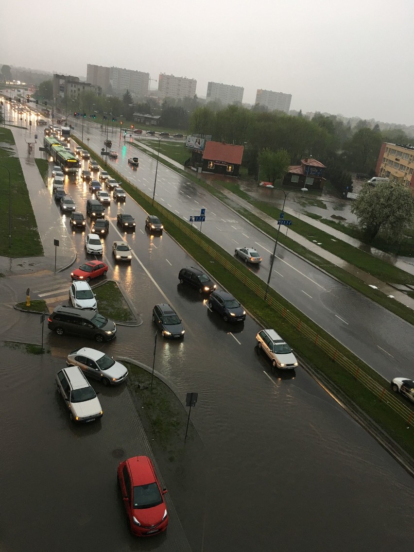 Ulice Legionowa i Kaczorowskiego w Białymstoku zalane po...