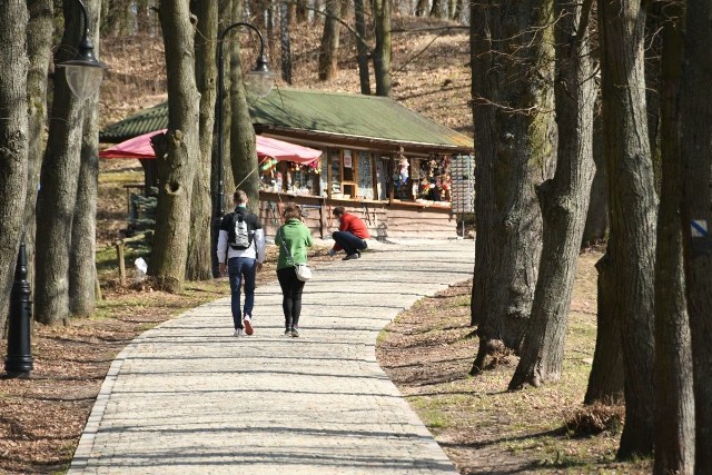 Piękna, słoneczna niedziela w całym regionie sprawiła, że mieszkańcy chętnie spacerowali i odwiedzali urokliwe miejsca i atrakcje. Nie inaczej było na zamku w Chęcinach, za to do południa park w tej miejscowości świecił pustkami.ZOBACZ ZDJĘCIA NA KOLEJNYCH SLAJDACH>>>